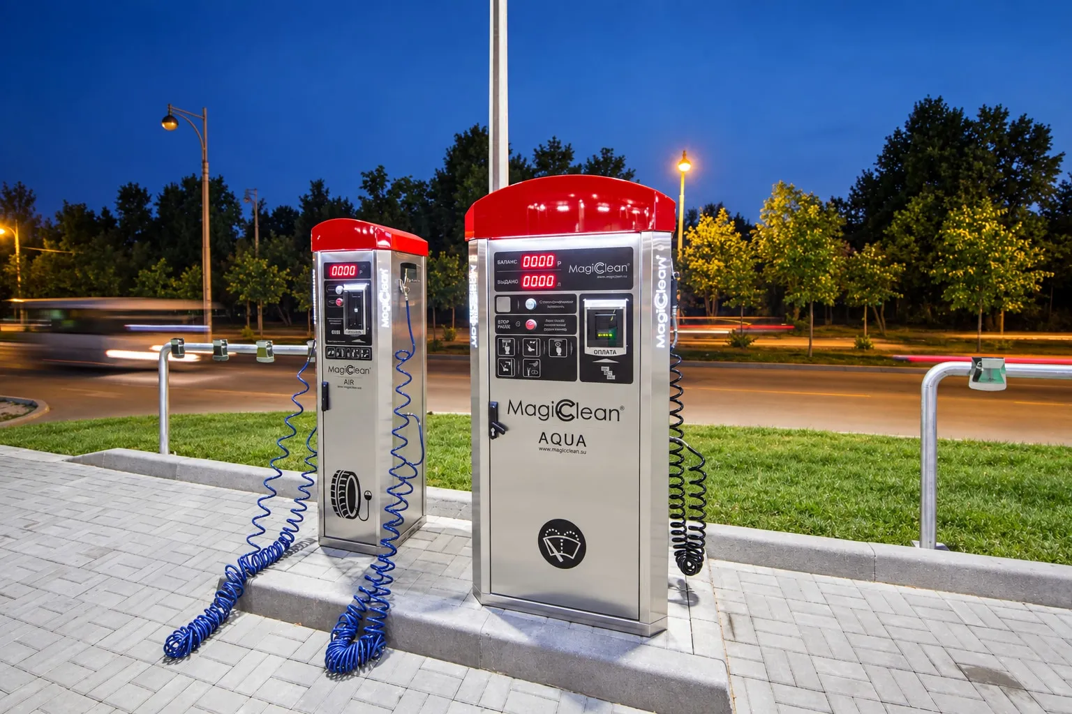 Автоматы MagicClean AQUA и AIR на площадке вечером