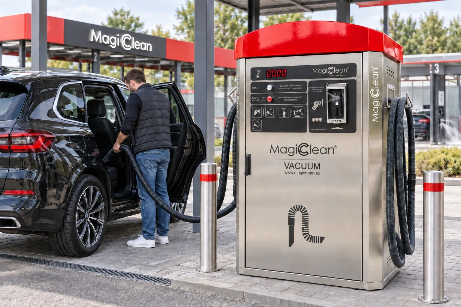 Клиент пылесосит салон у автомата MagicClean VACUUM